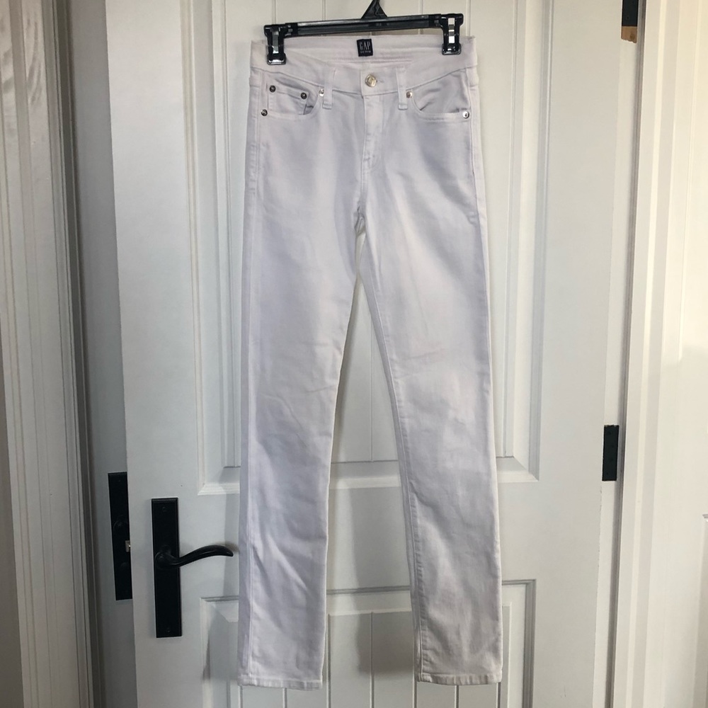 Gap size 25 white straight cut jeans